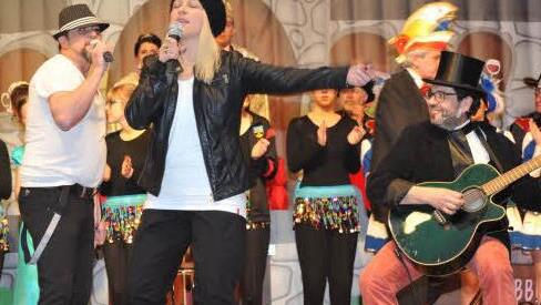 Die "Reigschlaaften" um Adam Michnik beschlossen den Abend mit "Tage wie diese" und "Ein Hoch auf uns" - natürlich live. Foto: Heike Schülein