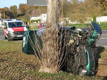 Am  Donnerstagnachmittag überschlug sich in im Kreis Coburg ein Auto und krachte gegen einen Baum.  Foto: Michael Stelzner
