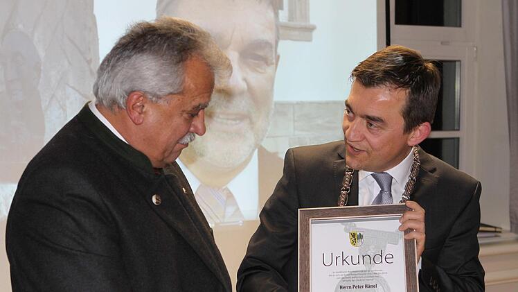18 Jahre stand Peter Hänel (links) an der Spitze der Stadt Wallenfels. In der Weihnachtssitzung wurde er durch seinen Nachfolger Jens Korn zum Altbürgermeister ernannt. Michael Wunder