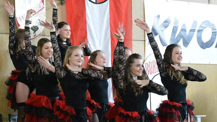 Burlesque wurde es beim Showtanz der G&uuml;ckergarde