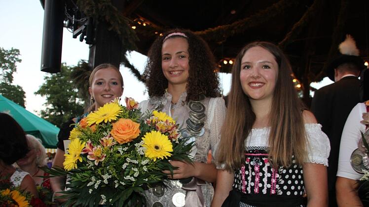 Einen  Blumenstrauß gab's für Jungschützenkönigin Chiara Mitter (Mitte).  Foto: Veronika Schadeck