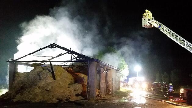 Als die Feuerwehr eintraf, stand die Scheune schon komplett in Flammen. Foto: Martin/News5
