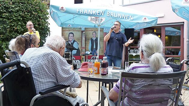 Das Duo &bdquo;Franken Express&ldquo; unterhielt Heimbewohner und Besucher mit Schlagern und Partyhits.