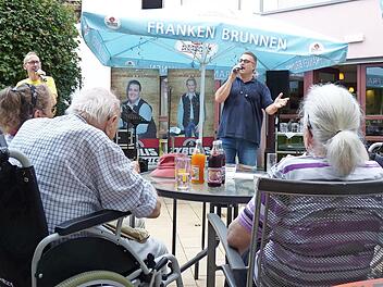 Das Duo „Franken Express“ unterhielt Heimbewohner und Besucher mit Schlagern und Partyhits.