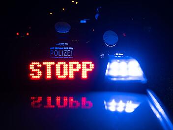 Paketzusteller fährt mit offener Seitentür durch Bad Staffelstein und nimmt Polizei die Vorfahrt