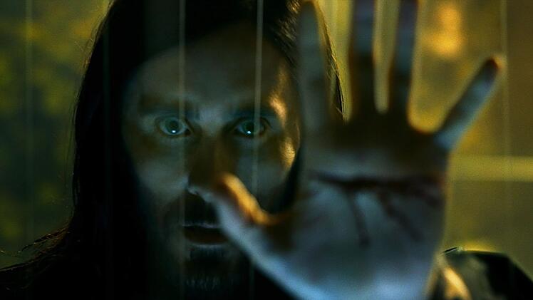 Morbius (Jared Leto) leidet unter einer schlimmen Bluterkrankung. Auf der Suche nach einem Heilmittel ist ihm beinahe jedes Mittel recht ...