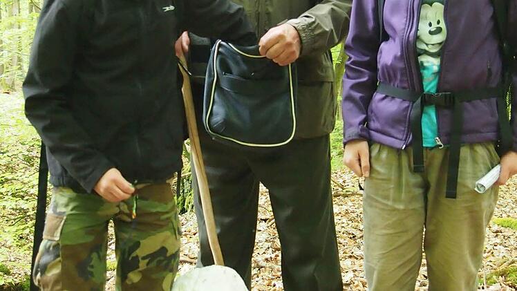 Helmut Vogt belohnt die Kinder für gefundene Grenzsteine.