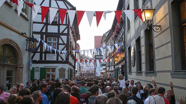 Viel los schon zum Auftakt: Selbst am fr&uuml;hen Abend herrschte in der Sandstra&szlig;e schon dichtes Gedr&auml;nge. Foto: Harald Rieger