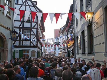 Viel los schon zum Auftakt: Selbst am frühen Abend herrschte in der Sandstraße schon dichtes Gedränge. Foto: Harald Rieger