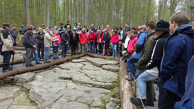 Zahlreiche Interessierte gingen den rund acht Kilometer langen Weg vom Heiligenhof zum Museum Euerdorf. Foto: Doris Bauer