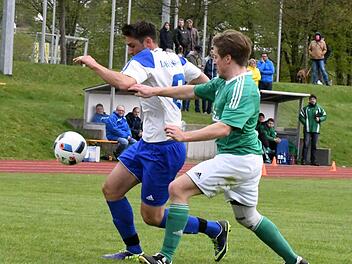 Kein Tor gegen den Schattenmann: Einen schweren Stand hatte Kissingens Vlad Ruja (links) gegen Riedenbergs Max Schultheiss. Foto: Hopf