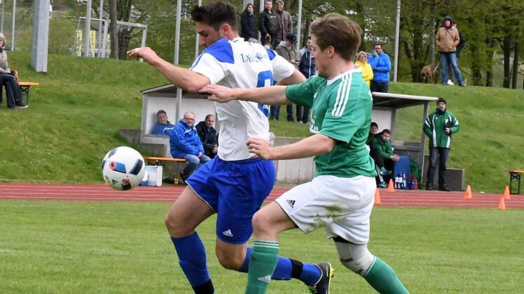 Kein Tor gegen den Schattenmann: Einen schweren Stand hatte Kissingens Vlad Ruja (links) gegen Riedenbergs Max Schultheiss. Foto: Hopf