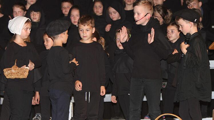Martin Luther (3. von rechts) im Kreis seiner Freunde.Foto: Günther Geiling