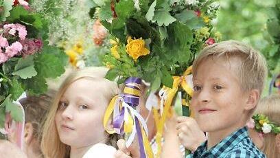 Die Dritt- und Viertklässler beim Blumenreigen Fotos: Katharina Müller-Sanke