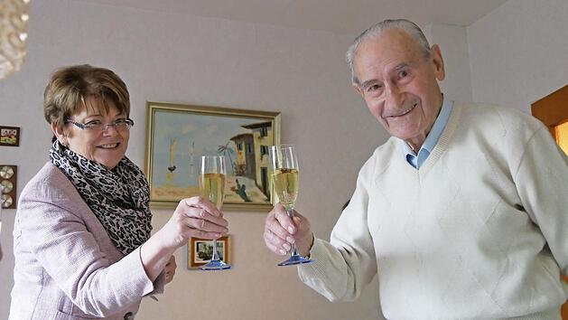 Zweite B&uuml;rgermeisterin Elke Protzmann st&ouml;&szlig;t mit Erich Katzmarzik auf dessen 95. Geburtstag an.  Foto: Manja von Nida