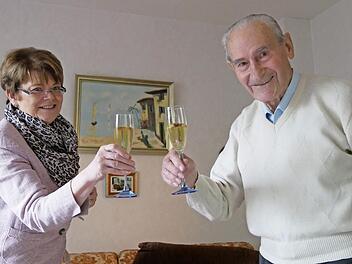 Zweite Bürgermeisterin Elke Protzmann stößt mit Erich Katzmarzik auf dessen 95. Geburtstag an.  Foto: Manja von Nida