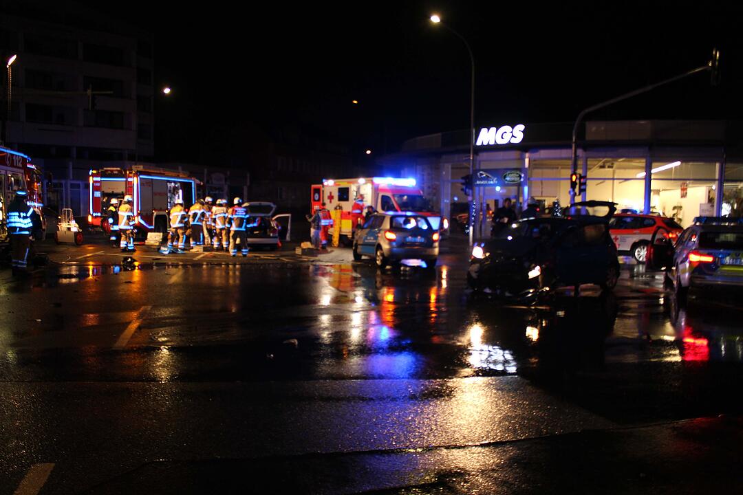 Unfall Bayreuth: Feuerwehr rettet Frau aus Auto