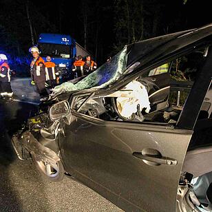 A3: Auto kracht unter Lkw-Anhänger - zwei Schwerverletzte