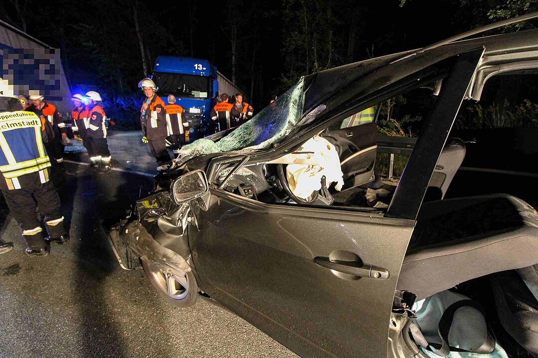 A3: Auto kracht unter Lkw-Anhänger - zwei Schwerverletzte