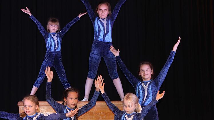 Synchronturnen zeigten die Mädchen. Foto: Michael Wunder