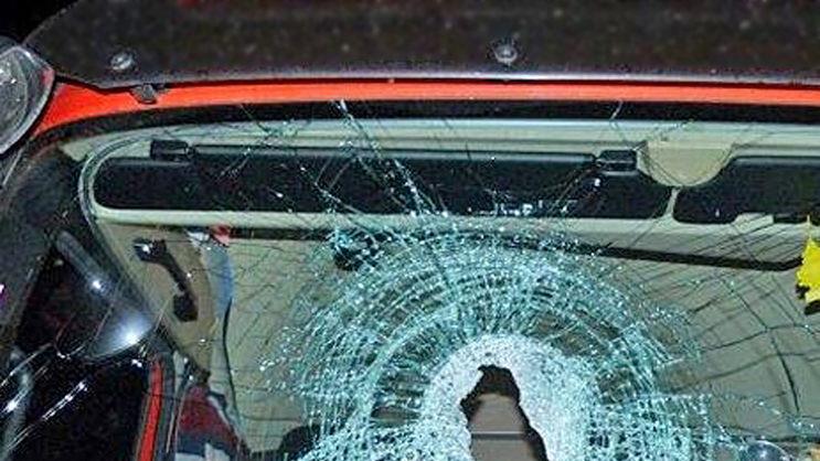 Die Scheibe eines Lkws wurde durch einen Stein eingeschlagen.Polizeipräsidium Mittelfranken