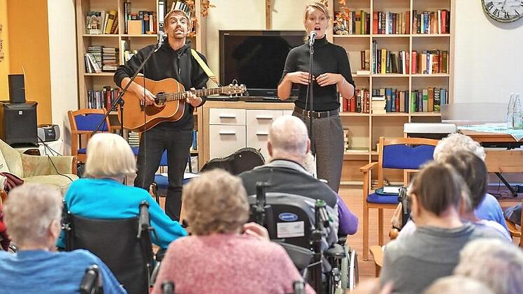 Der Musiker Jakob Fischer und die Schauspielerin Olga Seehafer vor den Senioren im Curanum-Altenheim an der Nonnenbrücke Foto: Ronald Rinklef