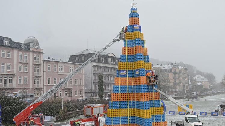 Der Rekord-Christbaum aus Bierk&auml;sten steht. Isolde Krapf