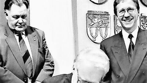 Innenminister Edmund Stoiber trägt sich im Landratsamt Kronach ins Gästebuch ein; links MdL Rudi Daum, rechts Landrat Werner Schnappauf.