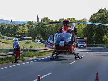Motorradfahrerin bemerkt Stauende zu sp&auml;t: 51-J&auml;hrige schwer verletzt