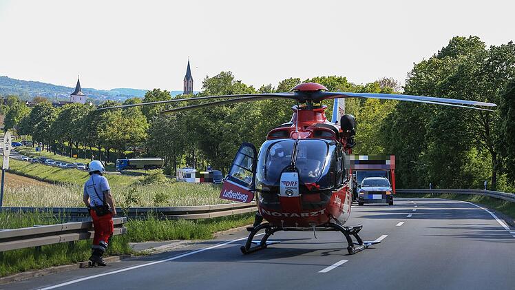 Motorradfahrerin bemerkt Stauende zu sp&auml;t: 51-J&auml;hrige schwer verletzt