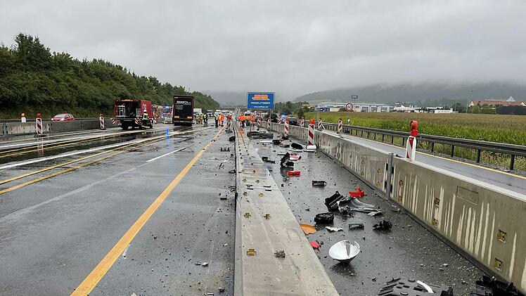 Zahlreiche Fahrzeugteile des Lkw lagen nach dem spektakul&auml;ren Unfall verstreut auf der Autobahn.