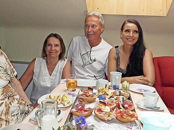 Marie Levy freute sich im Kreis ihrer Lieben über die Glückwünsche von Bürgermeister Jochen Trier (rechts).