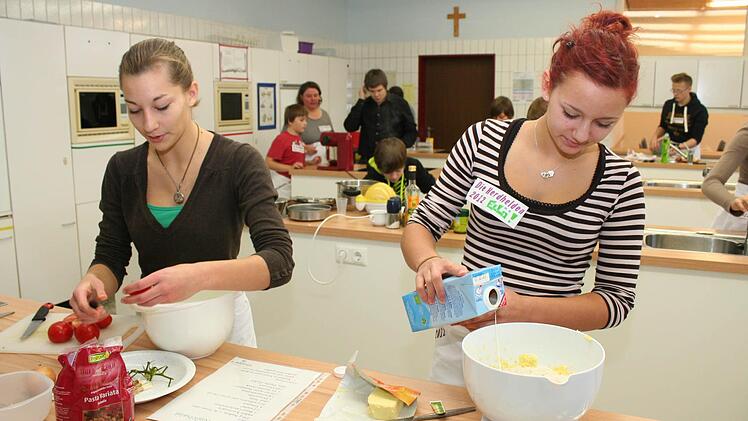 Auch Paula Kaiser aus Etzelskirchen (vorne links) und Elmira Manavi (rechts) aus Ailsbach wollen Kochen lernen.