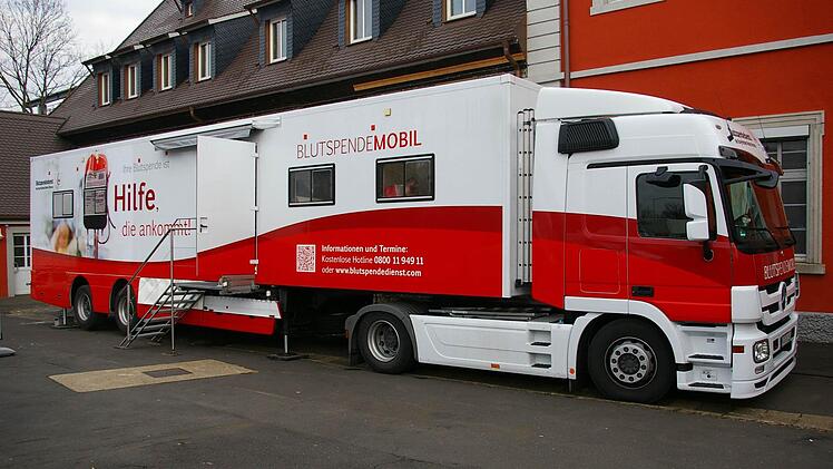 Das Blutspendemobil des Roten Kreuzes bei Franken Guss.