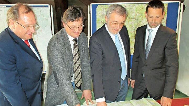 Bürgermeister Helmut Krämer (2.v.r.) blickt mit seinen Kooperationspartnern auf das geplante Gebiet für die acht Windkraftanlagen.