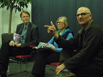 Rolf-Bernd Essig, Hanne Mausfeld und Hans Lyer (v.l.) stellten die schriftstellerischen Arbeit der jungen Gefangenen vor.  Foto: Lidnner