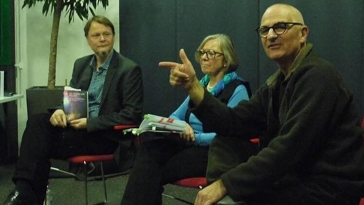 Rolf-Bernd Essig, Hanne Mausfeld und Hans Lyer (v.l.) stellten die schriftstellerischen Arbeit der jungen Gefangenen vor.  Foto: Lidnner