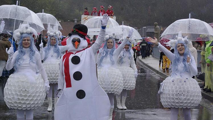 Winterzauber: "Schneeflöckchen, Weißröckchen" hielt schon lange keine Einkehr mehr in Aura. Foto: Winfried Ehling