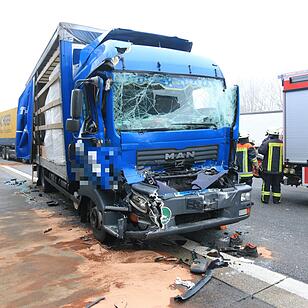 Unfall mit drei Lkw auf A3 bei Höchstadt
