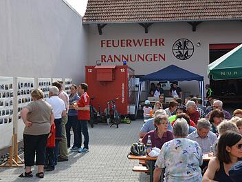 Im neuen Hof der Feuerwehr lässt es sich gut feiern. Foto: Björn Hein