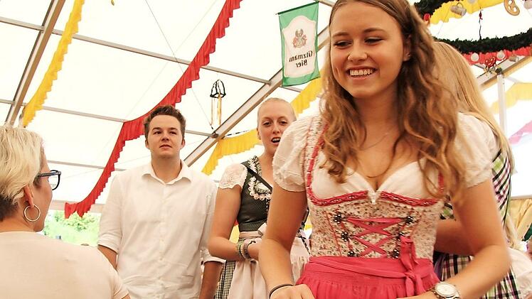 Charmante Losverkäuferinnen sorgten am Montag beim Frühschoppen dafür, dass die Kasse der Kerwaburschen wieder ordentlich aufgestockt worden ist. Fotos: Richard Sänger