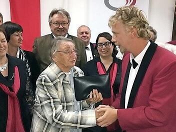 Spendenübergabe (vorne von links): Gabriele Walther (2. Vorsitzende GV Rothenkirchen, Schwester Maria Pfadenhauer, Stefan Reuther (Vorsitzender GV Rothenkirchen), dahinter Silvia Pietz, Bürgermeister Hans Pietz, Dorothea Weigelt (Kassier GV Rothenkirchen) Foto: K.-H. Hofmann