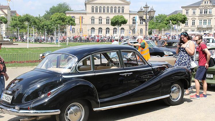 Impressionen vom 15. Coburger Old- und Youngtimertreffen auf dem Schlossplatz.Foto: Wolfgang Desombre