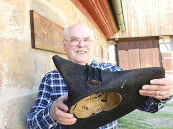 Heimatpfleger Gerhard Batz mit einem knopfbesetzten Schaufelhut aus Hausen. Fotos: Barbara Herbst