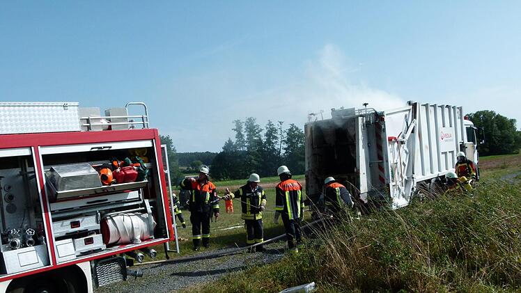 Das größte Problem bestand darin, die hintere Klappe des Müllautos zu öffnen, um an den Brandherd zu kommen. Foto: Lothar Weidner