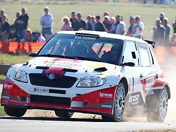 Viele Zuschauer s&auml;umten die Strecke nicht nur bei der Wertungspr&uuml;fung in Brunn. Hier lassen es die Sieger Dominik Dinkel/Christina F&uuml;rst auf ihrem Skoda Fabia S2000 stauben.  Foto: Sascha D&ouml;rrenb&auml;cher