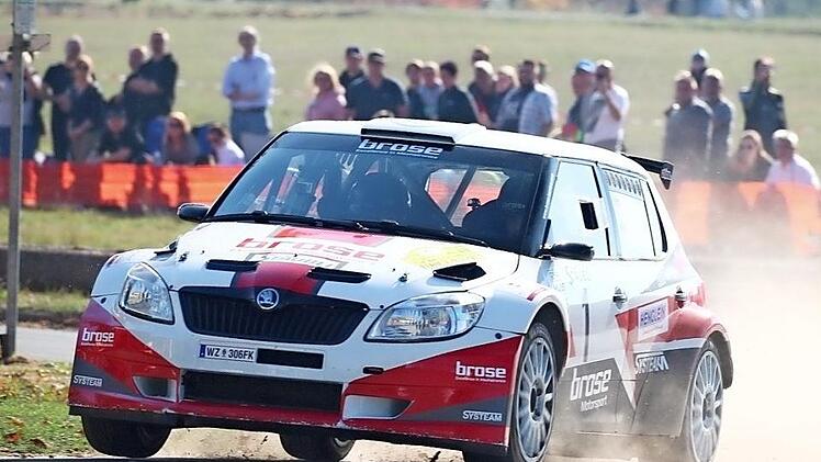 Viele Zuschauer s&auml;umten die Strecke nicht nur bei der Wertungspr&uuml;fung in Brunn. Hier lassen es die Sieger Dominik Dinkel/Christina F&uuml;rst auf ihrem Skoda Fabia S2000 stauben.  Foto: Sascha D&ouml;rrenb&auml;cher