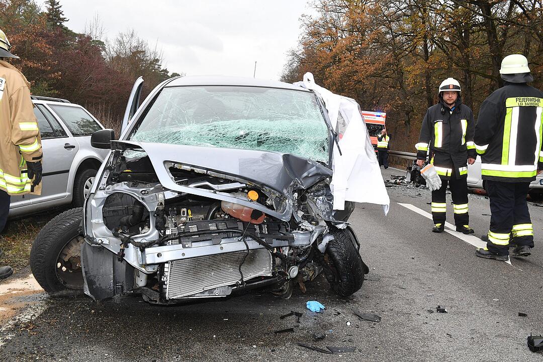 Ein schwerer Frontalzusammenstoß ist am Montagmittag zwischen Strullendorf und Bamberg passiert. Dabei wurde eine Person tödlich verletzt.