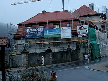 Die Außenarbeiten bei der energetischen Sanierung am Schlossgebäude Gleisenau, speziell im Bereich der Verwaltungsgemeinschaft, sind weit vorangeschritten. Das Dach ist nahezu gedeckt.Günther Geiling