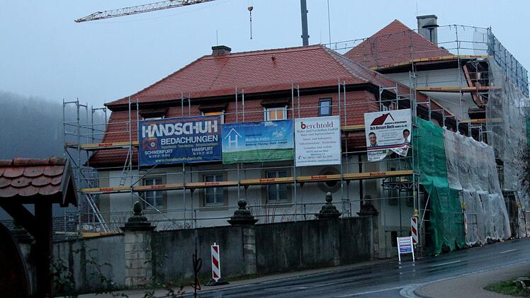 Die Außenarbeiten bei der energetischen Sanierung am Schlossgebäude Gleisenau, speziell im Bereich der Verwaltungsgemeinschaft, sind weit vorangeschritten. Das Dach ist nahezu gedeckt.Günther Geiling